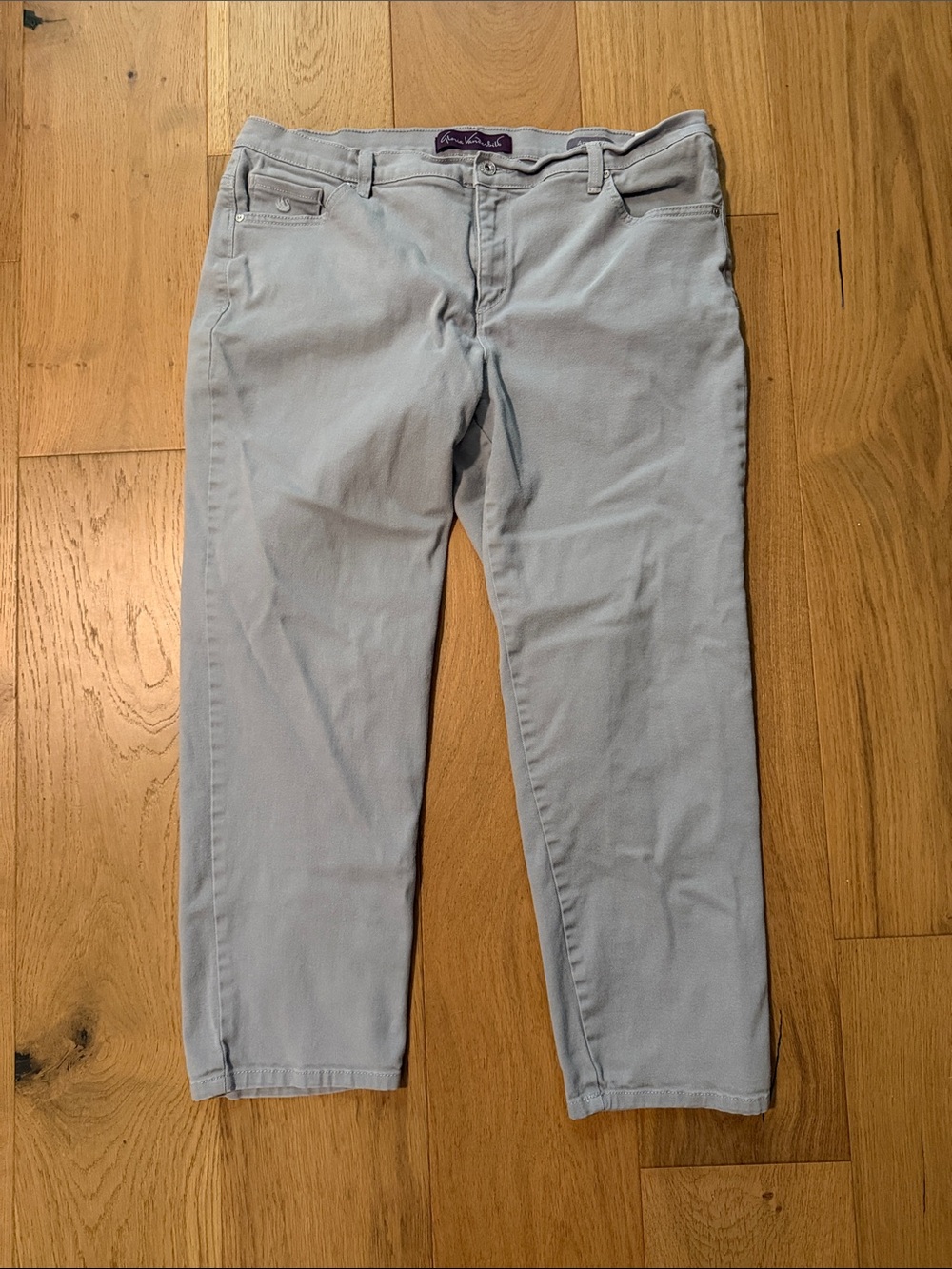 Gloria Vanderbilt Light Gray Short Jeans